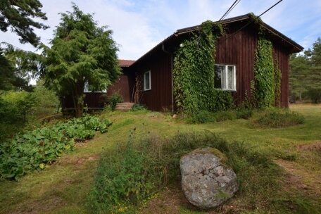 Bostadshus och ladugård/stall centralt i Godby, Finström